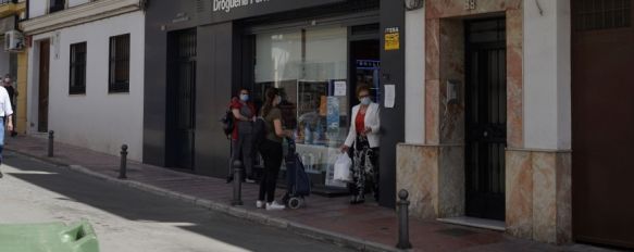 Los comercios atienden a la clientela con cita previa y límite de aforo, y confían en que las autoridades autoricen en unos días el paso a la Fase I de la provincia de Málaga o de alguno de sus distritos. // Juan Velasco