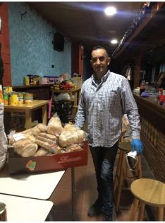 Javier durante una de las entregas en el local donde el grupo almacena las donaciones que recibe.  // Javier Gil
