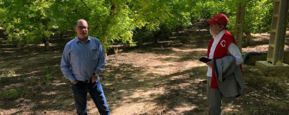 El propietario de Nueces de Ronda, Álvaro Fernández, junto al presidente de la Asamblea local de Cruz Roja en Ronda, Antonio Lasanta en la Finca La Molinilla. // Paco Márquez