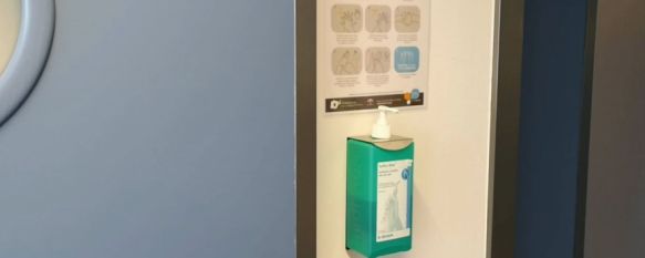 El Hospital cuenta con nuevos dispensadores de gel hidroalcohólico a la entrada de sus pasillos. // CharryTV