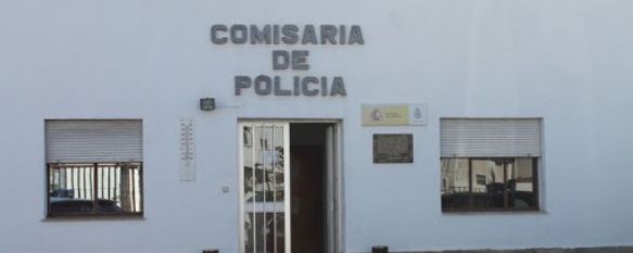 Imagen de la entrada a la Comisaría del Cuerpo Nacional de Policía en Ronda // CharryTV
