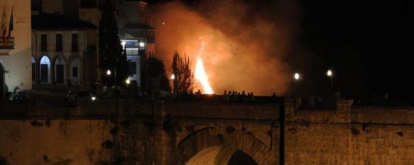 El fuego quemó varios focos ubicados en la terraza del restaurante, aunque los Bomberos evitaron que ardieran sus toldos. // Nacho Garrido