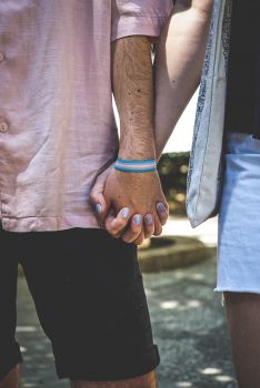 Los colores de la bandera trans simbolizan los colores tradicionalmente asociados a chicos (azul), chicas (rosa) así como una franja blanca en representación de las personas intersexuales. // Juan Velasco