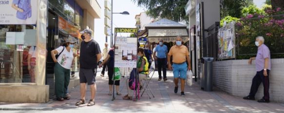 La Policía Local sanciona a aquellos ciudadanos mayores de seis años que no lleven mascarilla en espacios públicos en los que no puedan mantener, al menos, un metro y medio de distancia. // Juan Velasco