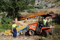 Personal del Ayuntamiento de Benaoján, ayudando en la fijación de la infraestructura // Manolo Guerrero