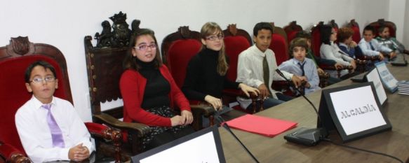 Alumnos del Colegio Martín Pinzón simulan un Pleno en el Ayuntamiento, La actividad se enmarca dentro de los actos programados con motivo del día de la Constitución Española, 02 Dec 2011 - 16:57