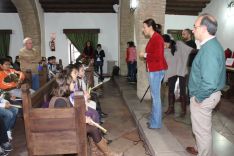 La alcaldesa de Ronda, María de la Paz Fernández, dirigiéndose a los alumnos.  // CharryTV