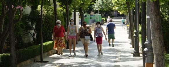 Un alto porcentaje de la población respeta la medida que obliga al uso de mascarilla en espacios públicos pese al mantenimiento de la distancia. // Juan Velasco