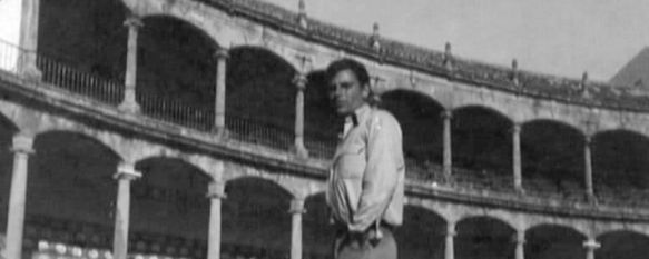 El escritor Juan Marsé, retratado en la Plaza de Toros de Ronda en 1962 por Albert Ripoll. // CharryTV