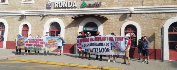 Las organizaciones convocantes exhiben pancartas reivindicativas al inicio del encierro esta mañana en la estación del tren de Ronda. // CharryTV