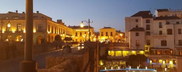 Agentes de la Policía Nacional evitan que una mujer se lance al vacío por las cornisas del Tajo, La dotación consiguió agarrarla tras saltar el muro, después de una discusión con su pareja , 26 Aug 2020 - 18:10