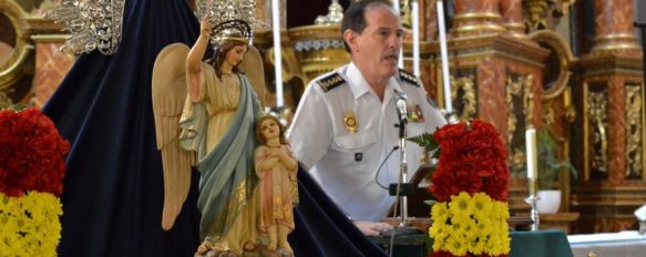 El Jefe Provincial de la Policía Nacional, Manuel Javier Peña Echeverría, intervino durante el acto para agradecer el gesto de la hermandad. // CharryTV