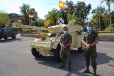 Personal del Grupo de Caballería Reyes Católicos, junto a un vehículo blindado ligero Panhard AML-90, con medio siglo de antigüedad  // Manolo Guerrero