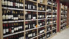 En los estantes de Vinalium podemos encontrar una amplia gama de vinos con denominaciones de origen de toda España. // Juan Velasco 