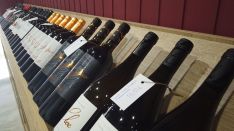 El establecimiento cuenta con un mueble específico para ubicar los vinos de bodegas adscritas a la Ruta del Vino de Ronda y Málaga. // Juan Velasco