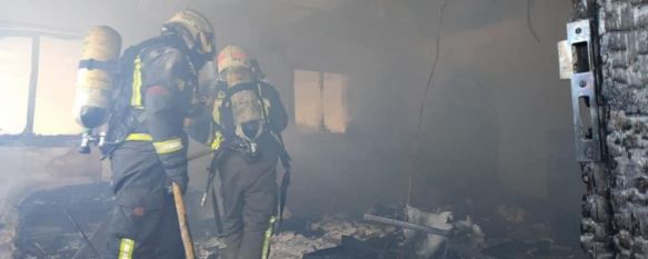 Los bomberos de Ronda actúan en el incendio de una nave industrial en Arriate, El siniestro ha tenido lugar esta mañana y provocado importantes daños en un obrador de panadería de la localidad vecina, 16 Oct 2020 - 17:44