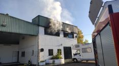 Humo saliendo del interior del comercio, tras la llegada de los bomberos // CPB Málaga