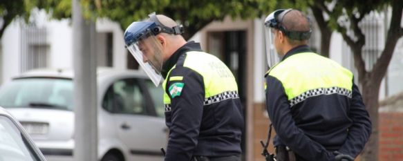 Agentes de la Policía Local se organizaban en grupos estanco durante el primer decreto de estado de alarma como medida de seguridad. // Manolo Guerrero