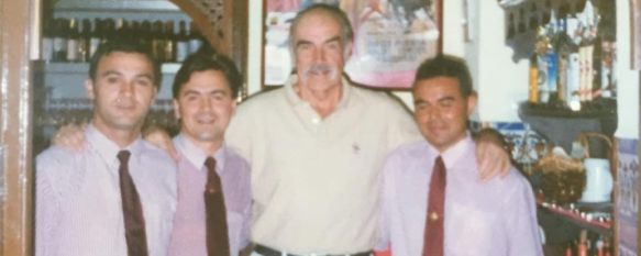 Connery se fotografió junto con los propietarios del Restaurante Pedro Romero de Ronda. // Tomás Mayo