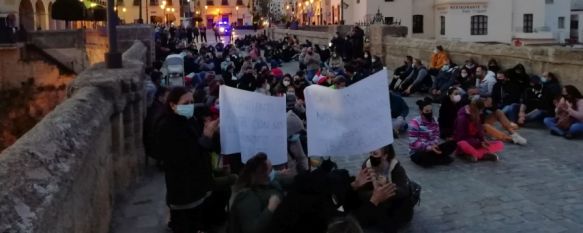 Los manifestantes han bloqueado el paso en el Puente Nuevo para visibilizar su malestar. // María José García