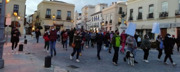 Este jueves más de un centenar de empresarios, autónomos y comerciantes salieron a la calle para reclamar ayudas por parte de la administración. // María José García