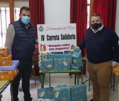 La cuadrilla de Costaleros de la Hermandad de la Vera Cruz ha contribuido con la campaña solidaria. // Antonio Martín