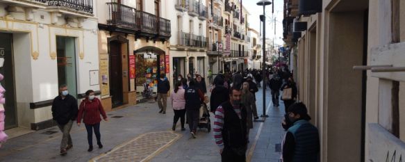 Este lunes decenas de docentes se han sometido a pruebas diagnósticas del COVID-19 antes de su regreso a las aulas. // Juan Velasco