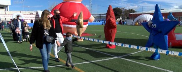 A la entrada del polideportivo los más pequeños han podido disfrutar de animaciones e hinchables. // CharryTV