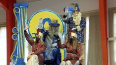 Melchor y sus pajes saludan a los asistentes a la Cabalgata de la Ilusión. // CharryTV