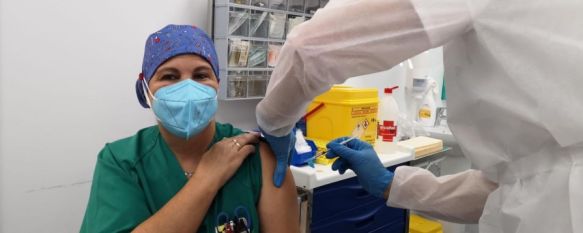 Una sanitaria se vacuna contra el COVID-19 en el Hospital de Ronda. // Junta de Andalucía
