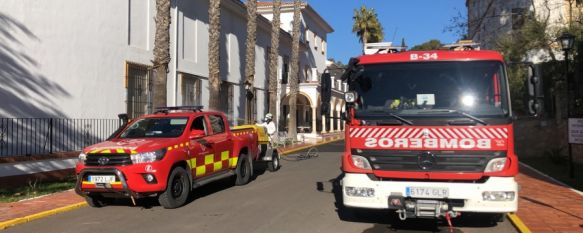 A las 10:00 horas de hoy viernes comenzaron las tareas de los efectivos dotados con un equipo de desinfección y baldeo de agua con lejía al 2% en el exterior del centro y zonas comunes al aire libre. // CPB Málaga