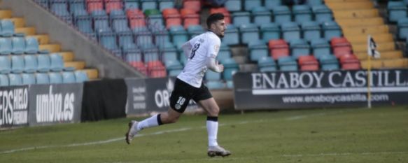 El jugador serrano, saltando al césped de El Helmántico tras sustituir a su compañero Ernest // Álex López - Salamanca CF UDS