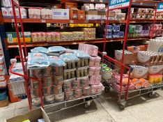 Algunos de los productos de alimentación que los residentes de la calle Santiago Apóstol han adquirido gracias a la solidaridad de numerosas familias. // Rafael Ríos