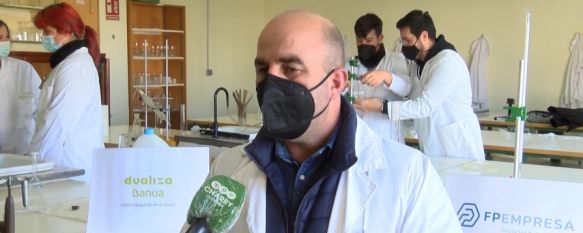 Juan María Hernández, director del Departamento de Industrias Alimentarias del centro educativo rondeño, se ha mostrado muy orgulloso y satisfecho con el trabajo que están realizando los alumnos // CharryTV