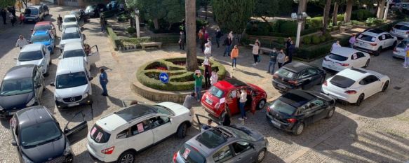 Los manifestantes se han congregado en la Plaza Duquesa de Parcent para reclamar ayudas directas al equipo de gobierno local. // CharryTV