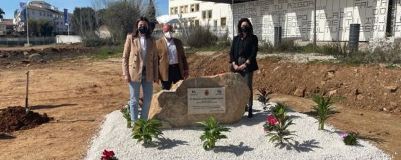 Fernández y los responsables de las empresas constructoras han descubierto una placa conmemorativa. // CharryTV