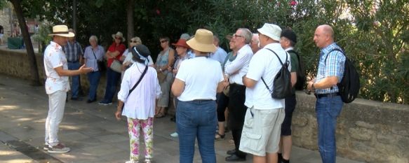 Un grupo de turistas junto a su guía en el paseo de Blas Infante antes de la pandemia // CharryTV