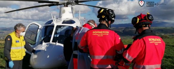 Los Bomberos rescatan a un parapentista accidentado cerca de Acinipo, El herido, que estaba consciente, ha sido trasladado en helicóptero al Hospital de Ronda al presentar un fuerte dolor en la espalda, 22 Feb 2021 - 18:56