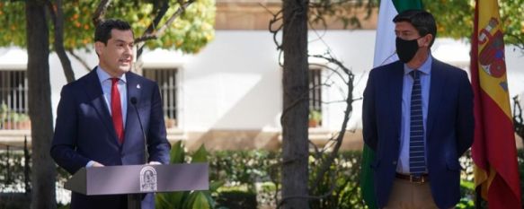 Moreno y su vicepresidente, Juan Marín, han atendido a los medios de comunicación en la plaza Duquesa de Parcent // Junta de Andalucía