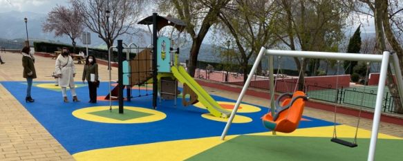 Uno de los elementos destacados en el nuevo parque infantil es un columpio adaptado a personas con discapacidad y para bebés. // Ayuntamiento de Ronda