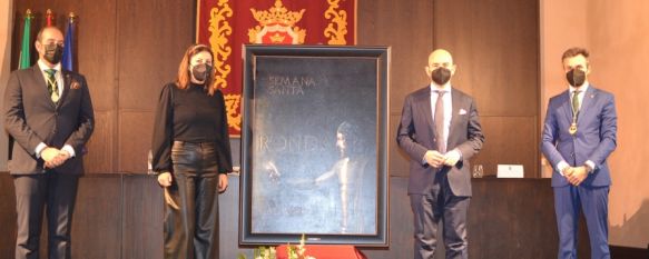 La imagen, obra del sevillano Fernando Vaquero, muestra al Cristo Resucitado en penumbra, como 