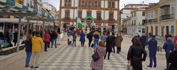 Varios niños de los barrios y pedanías de Ronda izaron la bandera andaluza antes de la interpretación del himno. // Ayuntamiento de Ronda