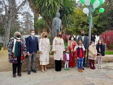 Los representantes de la corporación municipal asistieron a una entrega floral y a una posterior suelta de globos con los colores de la bandera de Andalucía. // Ayuntamiento de Ronda