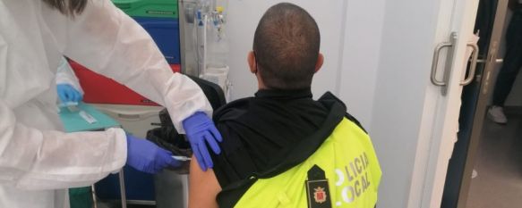 Agentes de la Policía Local reciben las primeras dosis de la vacuna contra el COVID, Los efectivos menores de 55 años accederán a la vacuna de AstraZeneca, y durante el día de mañana continuarán las vacunaciones en grupos de 12, 02 Mar 2021 - 17:03