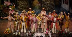 Los rondeños, interpretando su repertorio en el Gran Teatro Falla. // http://lacomparsaderonda.blogspot.com