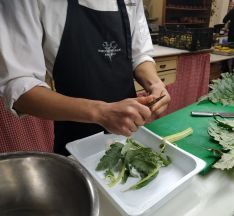 El curso dota a los alumnos de nociones culinarias y otras para que aprendan a desenvolverse en sociedad. // El Golimbreo