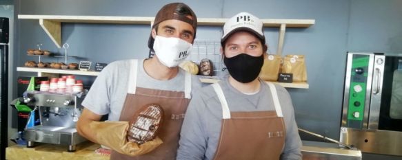 Juan Antonio y Javier se muestran satisfechos de la buena acogida que está teniendo la apertura de su panadería sin gluten. // María José García