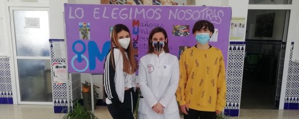 En el centro de la imagen la profesora Patricia Gavilán, impulsora del proyecto, junto a los alumnos Sofía Moreno y Miguel Del Valle de 3º de ESO. // María José García