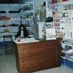 A pesar de emprender un negocio en tiempos de crisis, Salvadora cuenta que sus inicios fueron muy buenos, y mantiene a clientas desde hace 30 años. // Mercería Madroñal