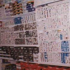 Al igual que a principios de los 90, Salvadora conserva hoy día una gran colección de botones de todo tipo, uno de los productos más demandados de Madroñal. // Mercería Madroñal